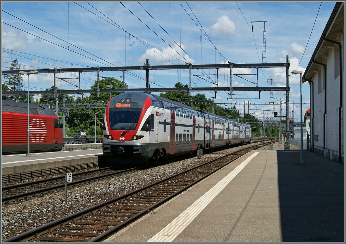 RE-Züge in Form moderner RABe 511 (KISS) verbinden im Halbstundentakt Genève mit Lausanne und alternativ nach Vevey bzw. Romont. 
Hier erreicht der RABe 511 114 als RE 2624 Romont - Genève den Bahnhof Morges.
