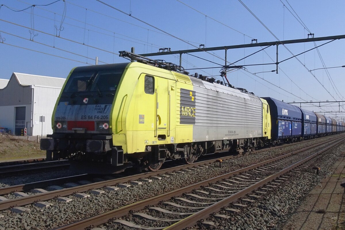 RFO 189 205 zieht ein Kohlezug durch Blerick am 5 M�rz 2022