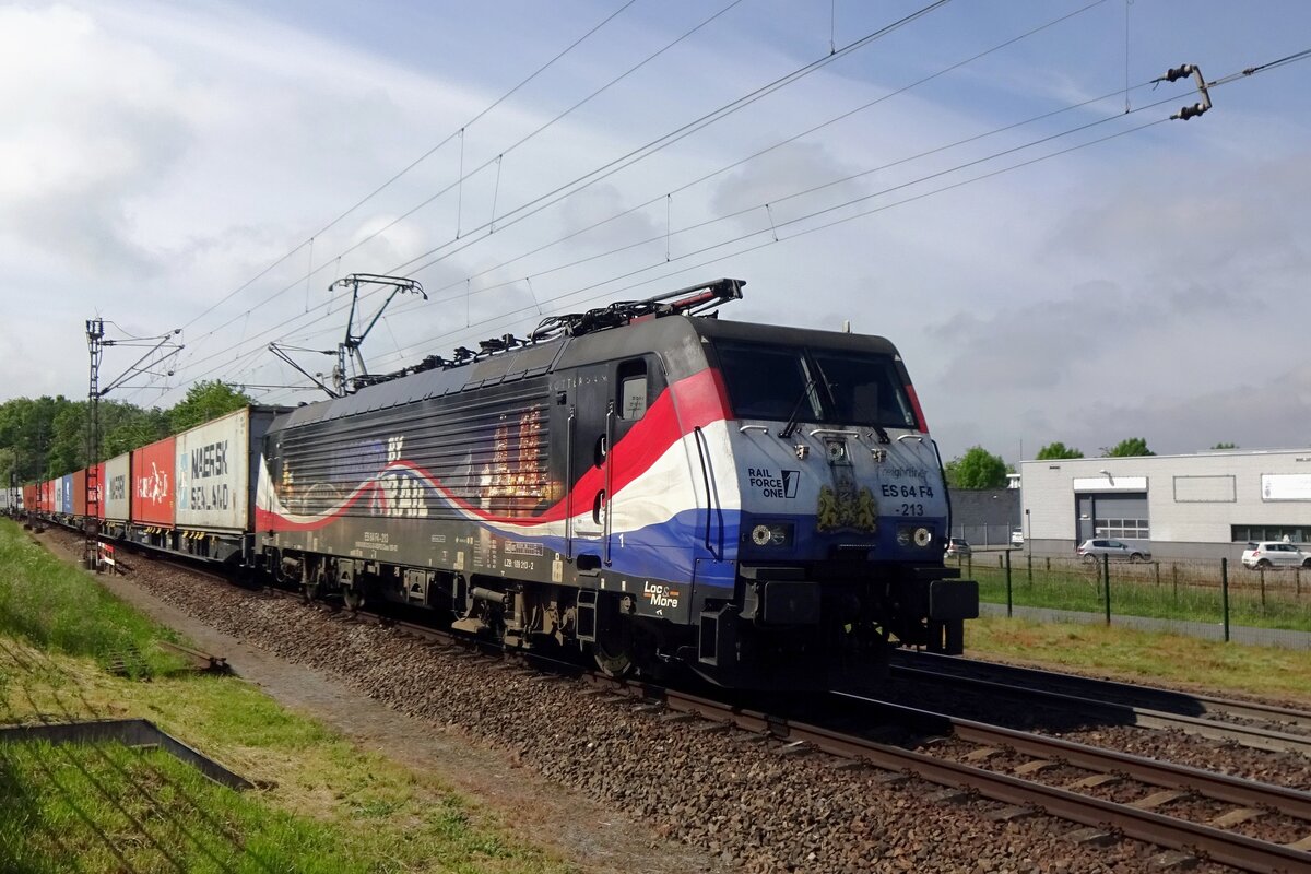 RFO 189 213 treft am 28 Mai 2021 mit ein Containerzug in Venlo ein. 
