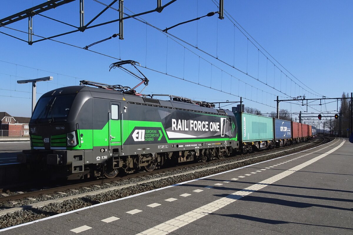 RFO 193 742 zieht ein Containerzug durch Blerick am 4 März 2022.