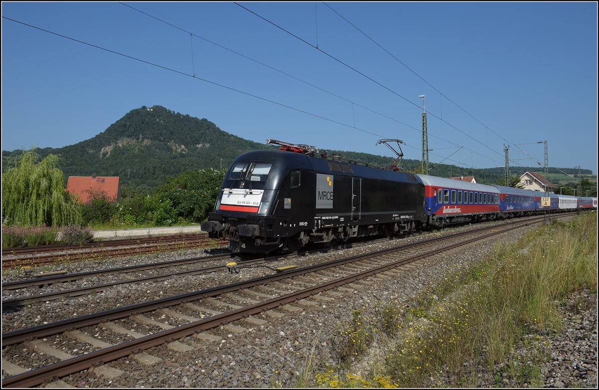 Rheintalumleiter im Hegau.

Der Autozug nach Lörrach kam recht spät eingetrudelt. Hier gezogen vom Ochsen 182 512 der MRCE. Im Hintergrund der Hohenhewen, mit 848 m der höchste Hegauvulkan.
 
Welschingen, August 2021.