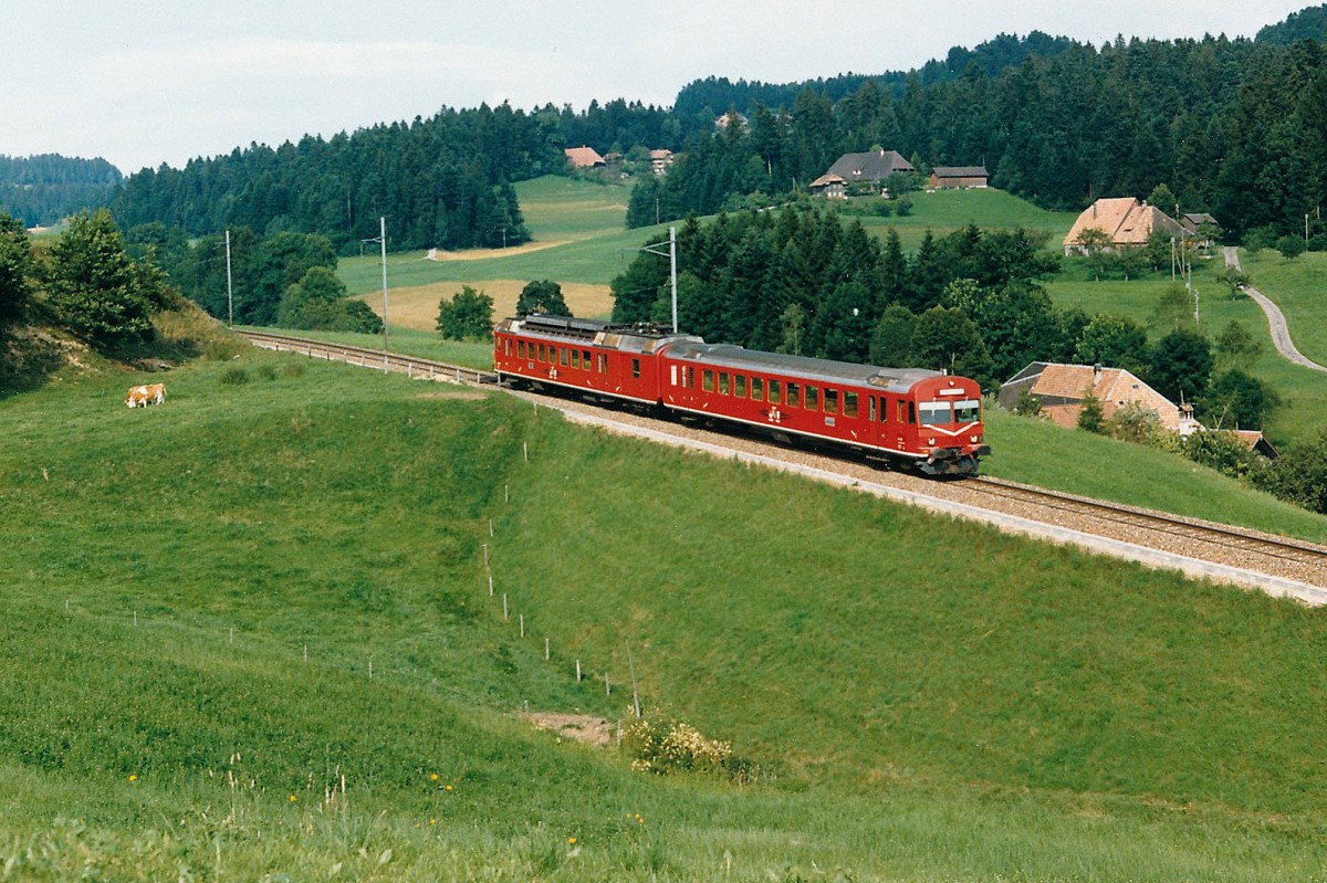 RM/VHB: Abschied von den RBDe 4/4-Pendel die w�hrend vielen Jahren das Bild der ehemaligen SMB, EBT, VHB, RM sowie seit der Fusion der BLS pr�gten. Sie wurden im Jahre 1973 in den Betrieb genommen. EBT 221-226, VHB 261 und SMB 281. Im August 1983 wurde ein RBDe 4/4-Pendel bei Griesbach in der herrlichen Emmentalerlandschaft im Bilde festgehalten. Die Teilstrecke Sumiswald-Gr�nen - Huttwil wurde im Jahre 2010 auf Busbetrieb umgestellt.
Foto: Walter Ruetsch