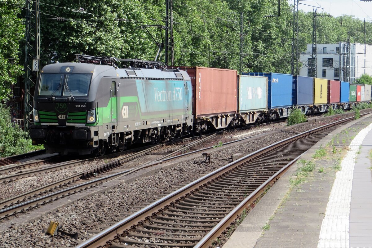 RTB 193 756 ist die 750. gebauter Vectron und schleppt am 19 Mai 2022 ein KLV durch K�ln S�d.