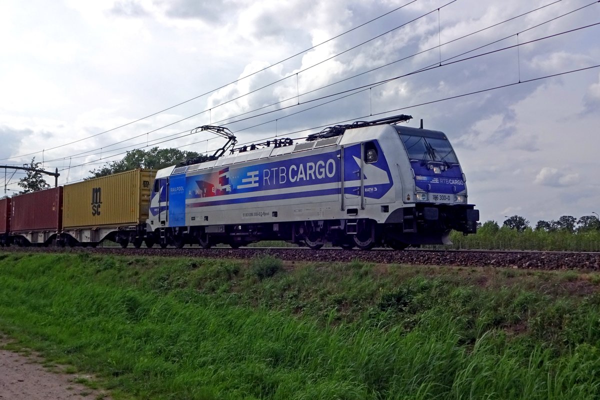 R�ckfahrt von Kijfhoek f�r RTB 186 300 mit der Blerick-Shuttle am 16 Augustus 2019, hier bei der Passage von Oisterwijk.