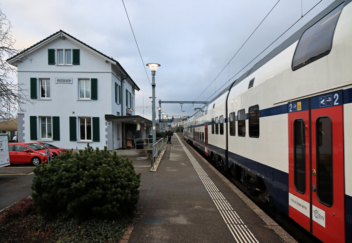 Rüschlikon, an der alten Strecke Zürich - Thalwil dem See entlang: Zug der Serie 514 vor dem hübschen Bahnhof Rüschlikon. 4.Februar 2023 