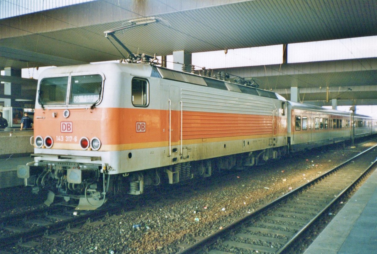 S-Bahn 143 317 steht am 23 Juli 1998 in D�sseldorf Hbf.