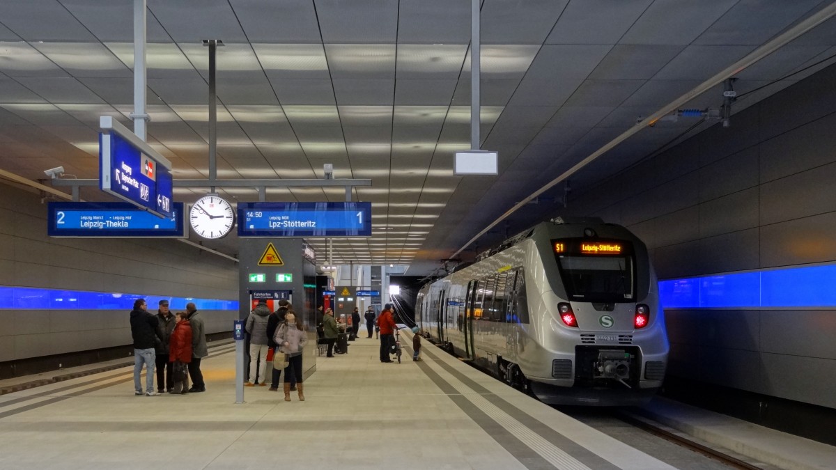 S1 nach Leipzig-Stötteritz steht in der Station Leipzig-Bayerischer-Bahnhof.
Aufgenommen im Dezember 2013.