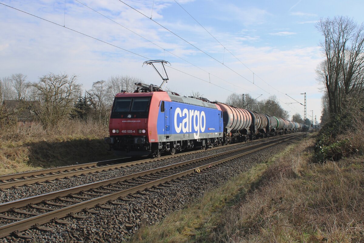 SBB Cargo 482 025 schleppt ein Kesselwagenzug durch Kaarst-Broicherheide am 21 Februar 2025.
