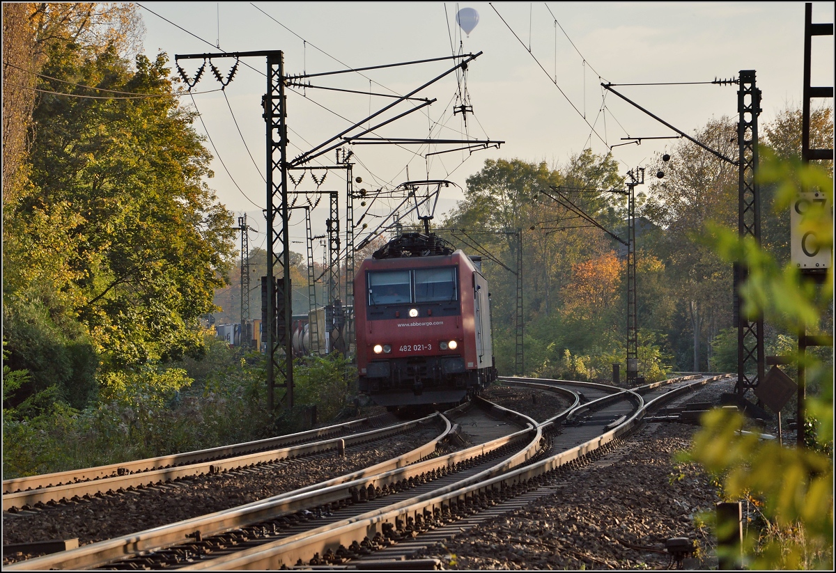 SBB Cargo Re 482 021-3 bei der Murgbrücke in Rastatt. November 2014.