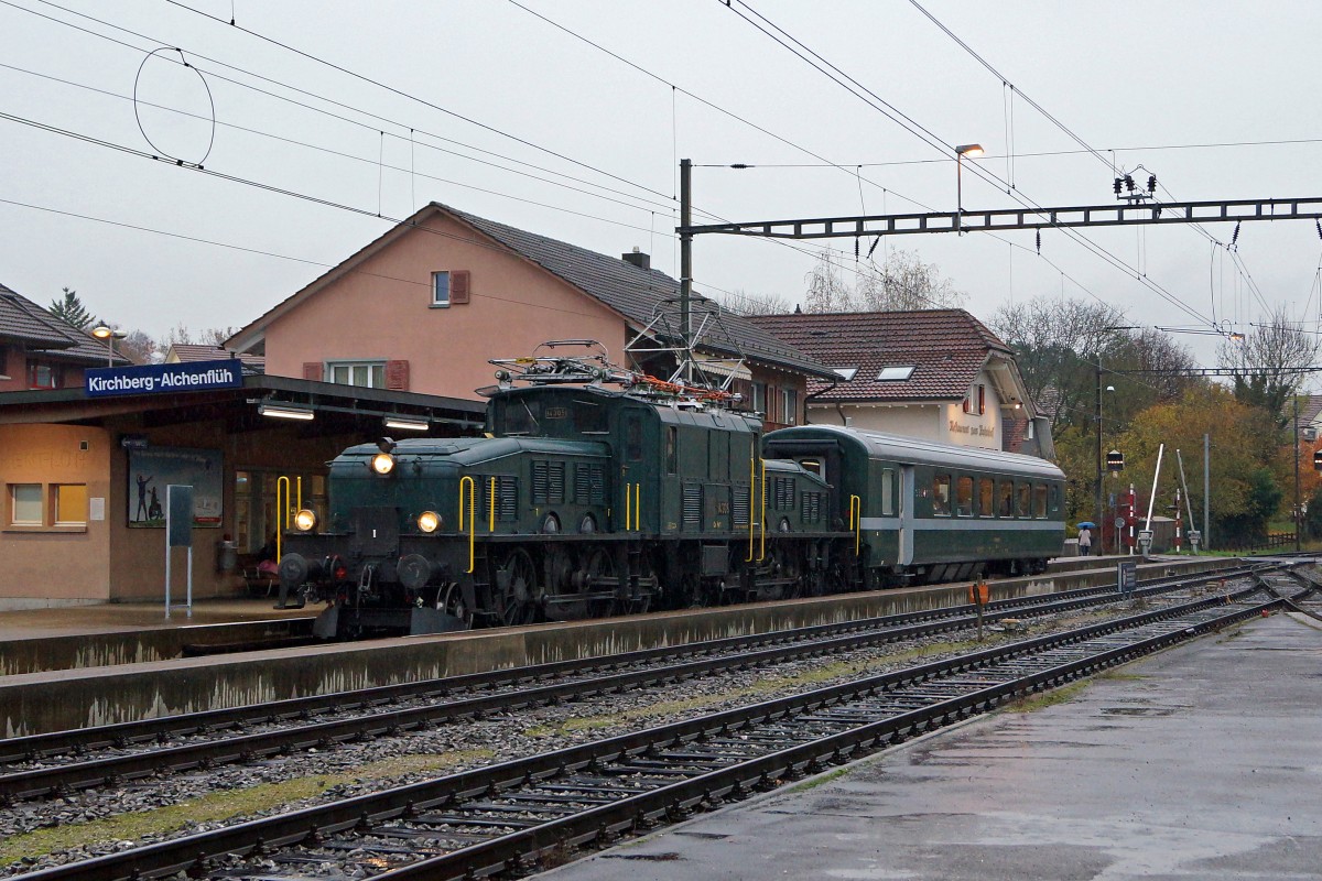 SBB HISTORIC: Extrazug mit der Ce6/8 lll 14305 und dem AS 2802 bei der Einfahrt in den Bahnhof Kirchberg Alchenfl�h am 15. November 2014.
Foto: Walter Ruetsch
