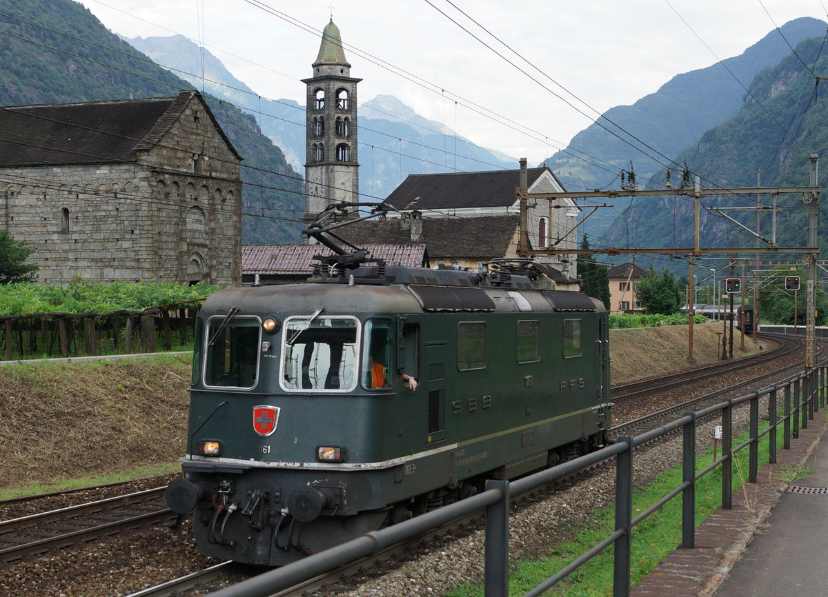 SBB HISTORIC: 
 Schweiz aktuell am Gotthard  - Dampfzug mit der C 5/6 2978 vom 28. Juli 2016.
Die grüne Re 4/4 11161 leistete dem Dampfzug 30052 auf der Rückfahrt ab Biasca bis Bodio und ab Airolo bis Göschenen Vorspann anschliessend als Lokzug bis Erstfeld. Lokzug auf der Rückfahrt bei Giornico vor der prächtigen Kulisse der Kirche San Michele am 28. Juli 2016. 
Foto: Walter Ruetsch
