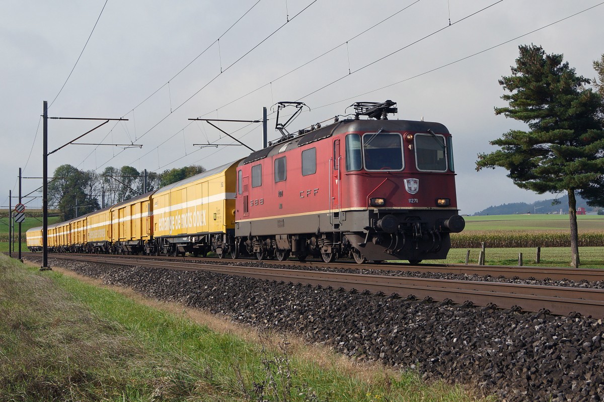 SBB: Re 4/4 11270 mit einem Postzug bei Niederbipp am 15. Oktober 2014.
Foto: Walter Ruetsch