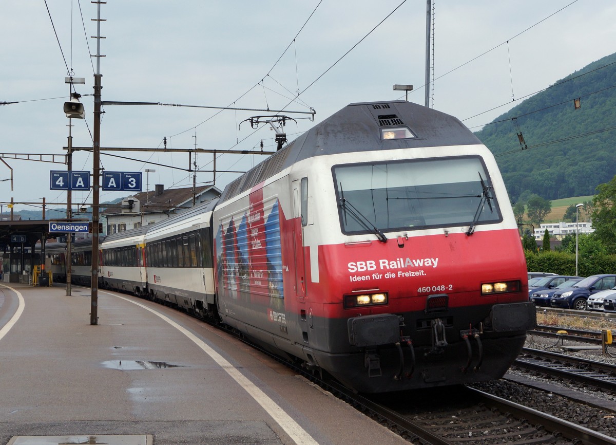 SBB: Re 460 048-2 mit IR Biel-Konstanz  KONSTANZER  beim Zwischenhalt in Oensingen am 16. Juni 2015. Ab dem kommenden Fahrplanwechsel ist dieser Zug Geschichte.
Foto: Walter Ruetsch