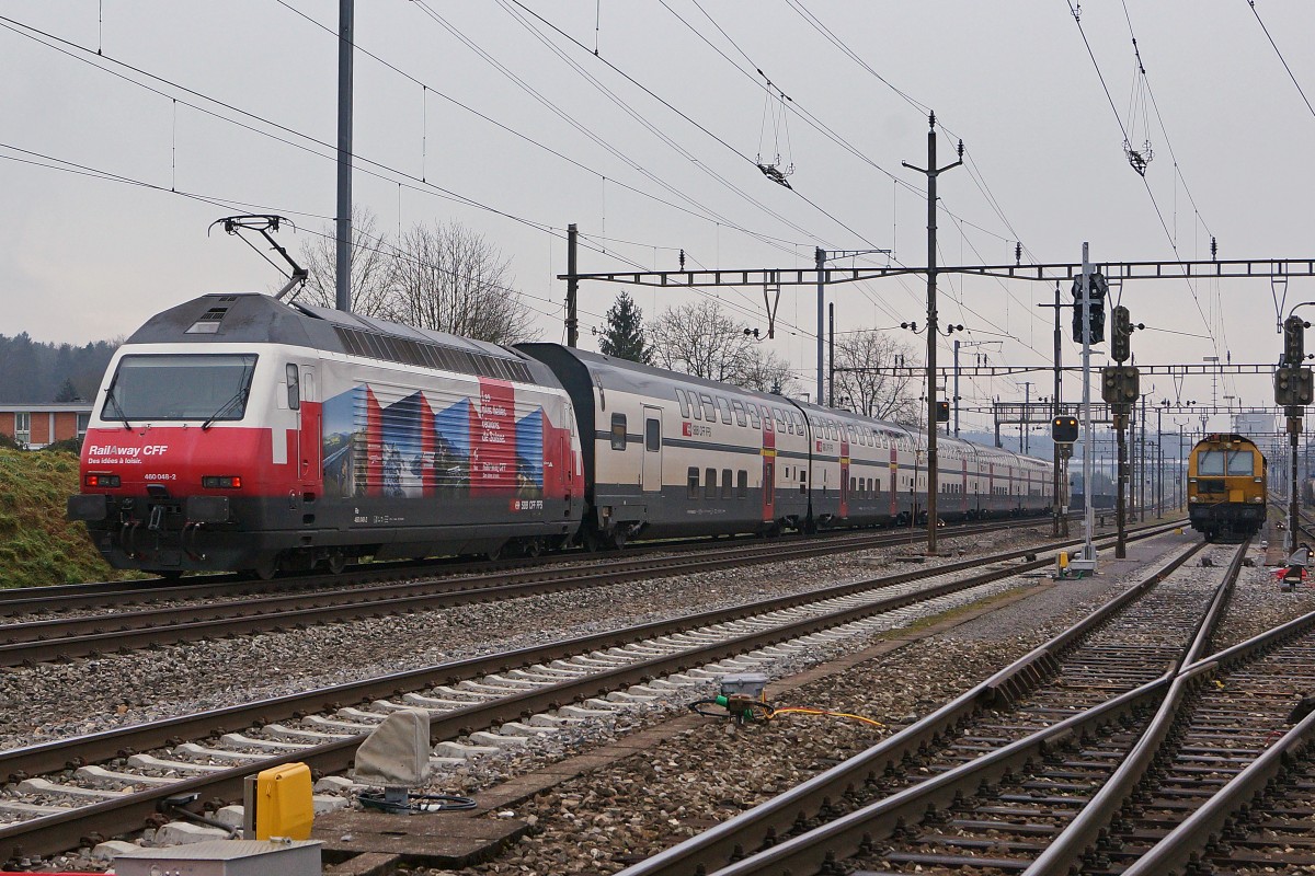SBB: Re 460 048-2 RailAway CFF mit IR Olten-Bern bei der Durchfahrt des Güterbahnhofs Langenthal am 19. Januar 2015.
Foto: Walter Ruetsch