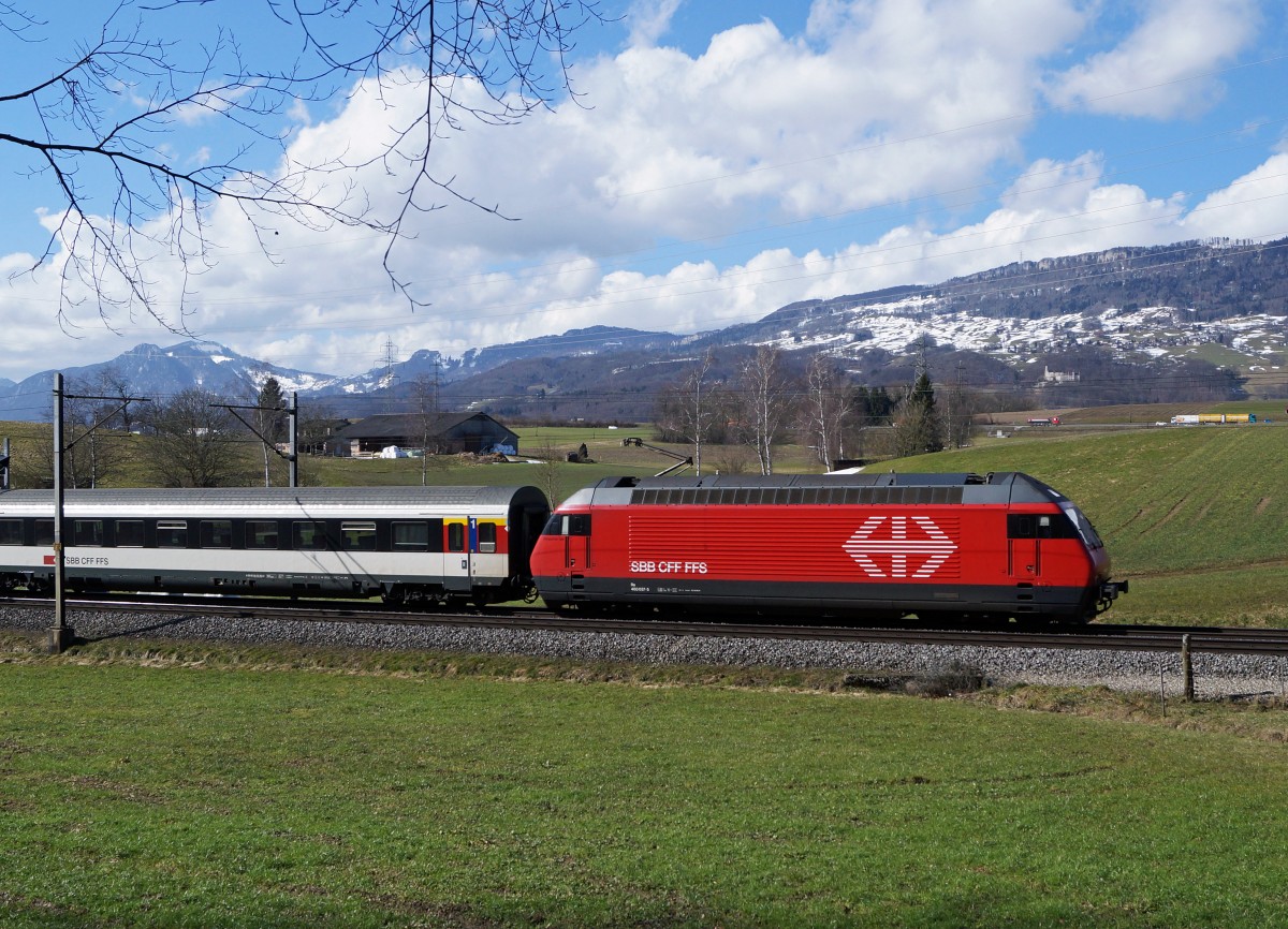 SBB: Re 460 zwischen Wangen an der Aare und Niederbipp unterwegs am 3. März 2015. Dieser vor der Kulisse der ersten Jurakette fotografierte IR wird sein Ziel Konstanz um 17.00 Uhr erreichen.
Foto: Walter Ruetsch  