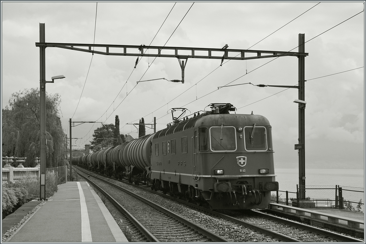 SBB Re 6/6 mit einem Blockzug in St-Saphorin.
28. Mai 2014