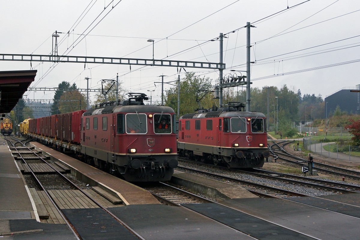 SBB: Seltene Begegnung von zwei Re 4/4 ll in Gerlafingen vom 27. Oktober 2014. Ausnahmsweise holte die Re 4/4 ll 11311 ihre Güterlast direkt auf dem Industriegelände des Stahlwerks Gerlafingen ab. Der vorbeifahrende Kehrichtzug mit der Re 4/4 ll 11293 brachte ausnahmsweise eine Gramp-Maschine von KREBS GLEISBAU mit.
Foto: Walter Ruetsch 