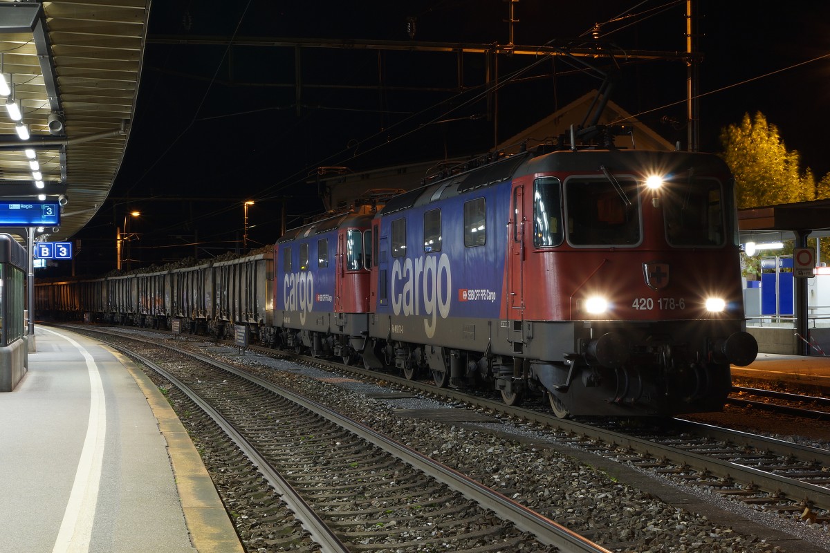 SBB: Während der Nacht brachten die beiden Re 420 178-6 und Re 420 186-9 die zur Tageszeit in Oensingen verladenen Zuckerrüben nach Frauenfeld. Die Aufnahme ist am 11. November 2013 auf dem Bahnhof Oensingen entstanden.
Foto: Walter Ruetsch