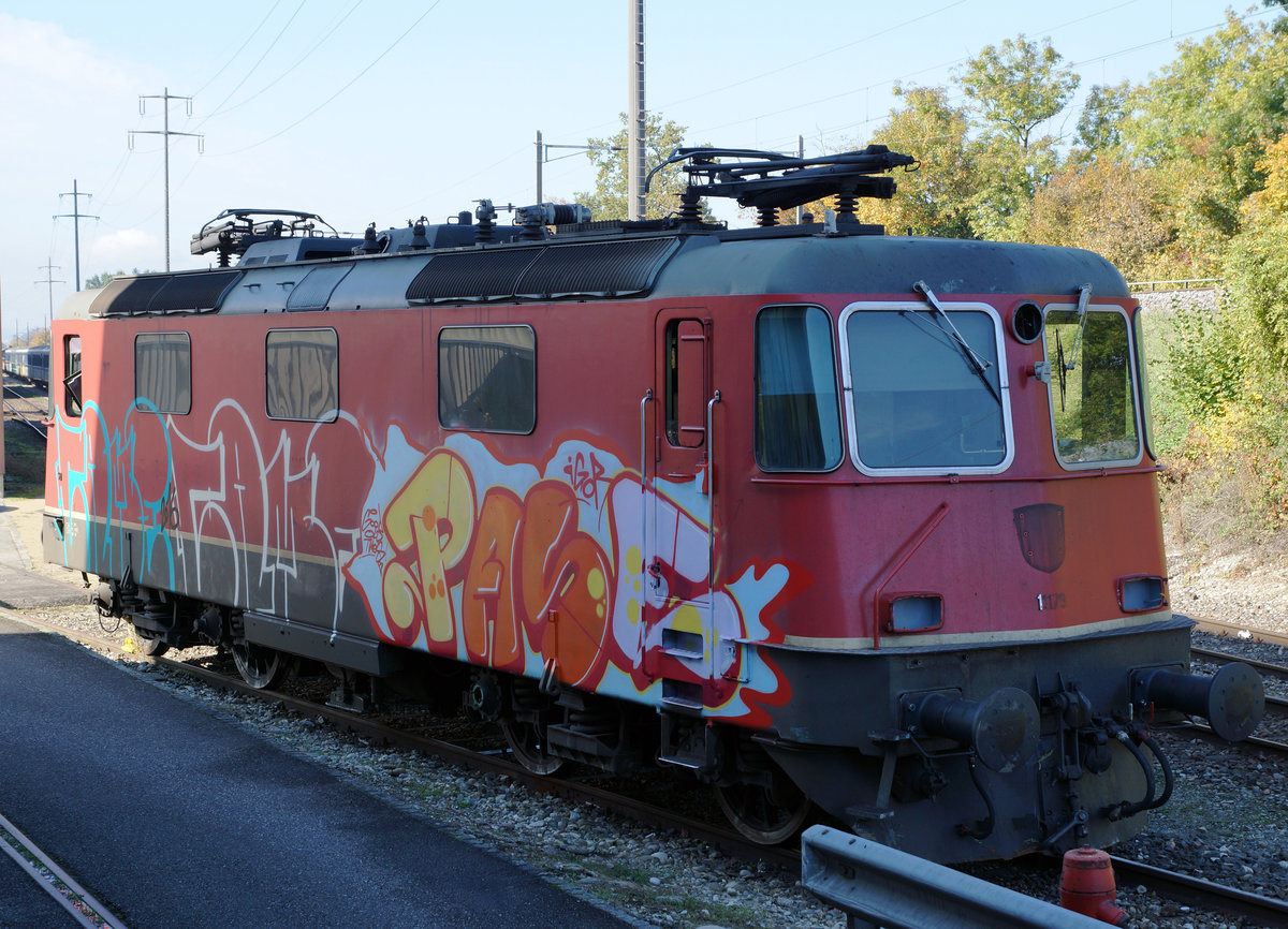 SBB: Zur Verschrottung bereit:
In Kaiseraugst am 22. Oktober 2016, Re 4/4 II 11179.
Foto: Walter Ruetsch