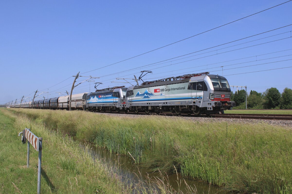 SBBCI 193 107 zieht ein RCC Kohlezug durch Valburg am 12 Juni 2026. Weil die Zulassung von die SBBCI XLoad Vectronen ins Italien etwas verspätet ist, werden diese starkere Vectronen (193 450-460 und 540-549) vorlaufig zwischen die Niederlande und sdie Schweiz eingesetzt. Das macht zeitweilig die vier von Railpool gemietete SBBCI Vectron en 193 107 bis 193 110 vorlaufig überflussig und SBBCI vermietet diese Loks gerne an die Österreichische RCC-Gruppe.