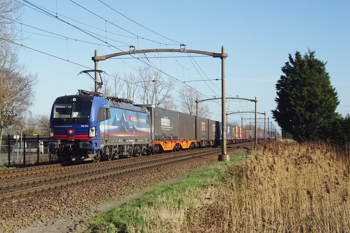 SBBCI 193 519 zieht ein Containerzug durch Hulten am 23 Februari 2022. 