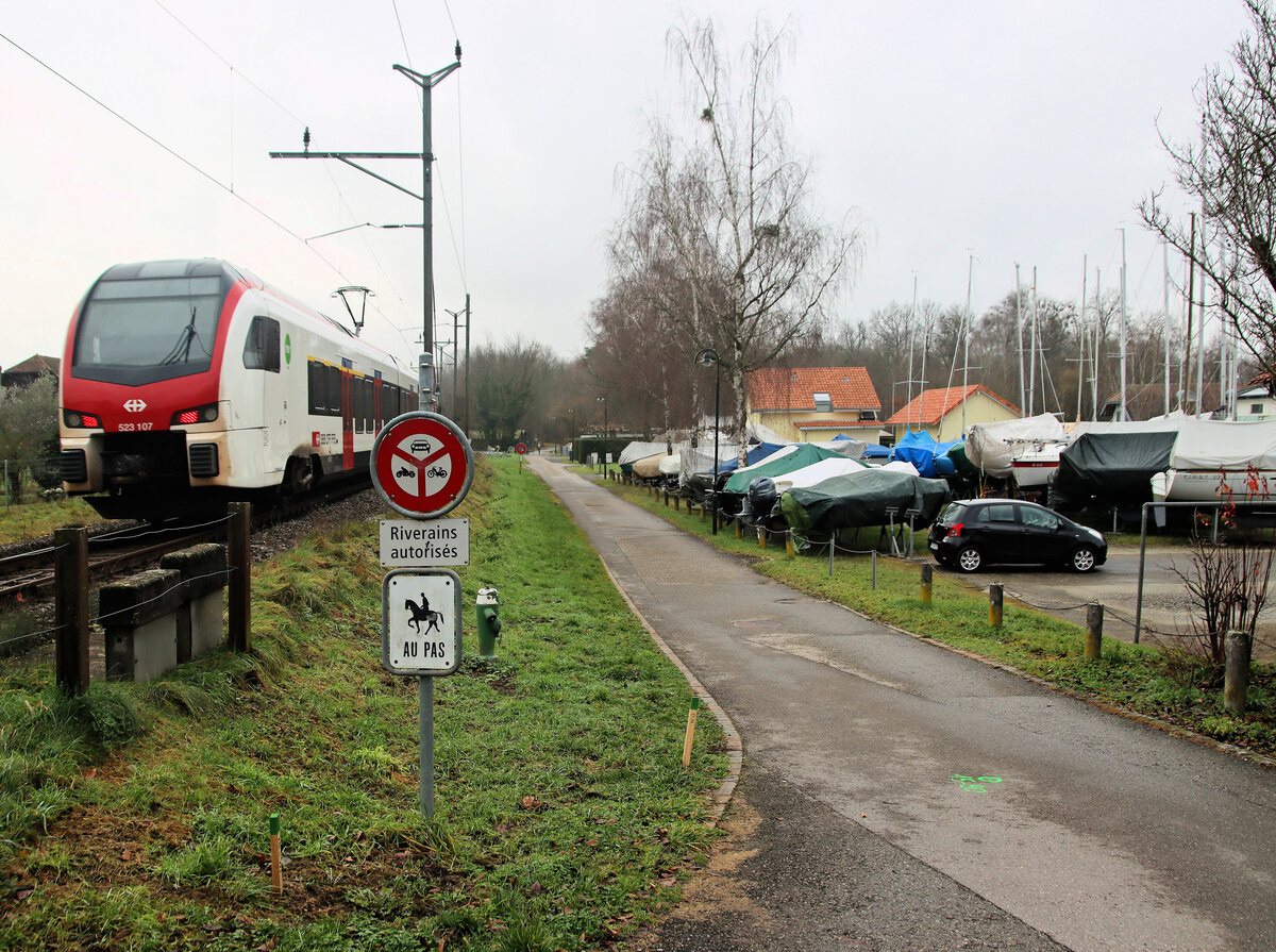 SBB/Travys/rer Vaud Flirt 523 107 (noch ohne Fahrzielangaben an der Stirnfront) fährt am Yachthafen von Faoug am Murtensee vorbei Richtung Payerne - Lausanne. 6.Januar 2023 
