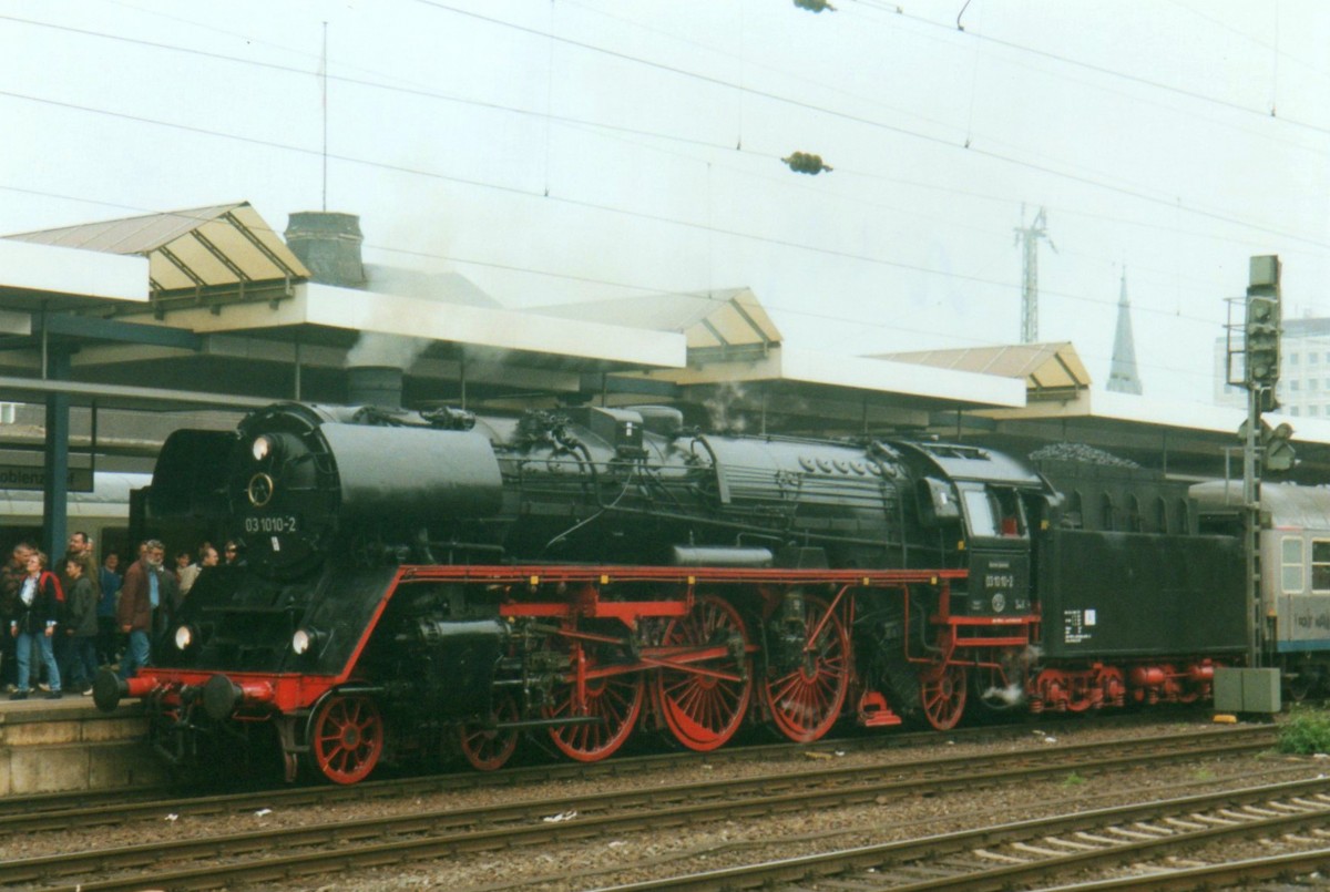 Scanbild von 03 1010 in Koblenz Hbf am 1 Oktober 2002.