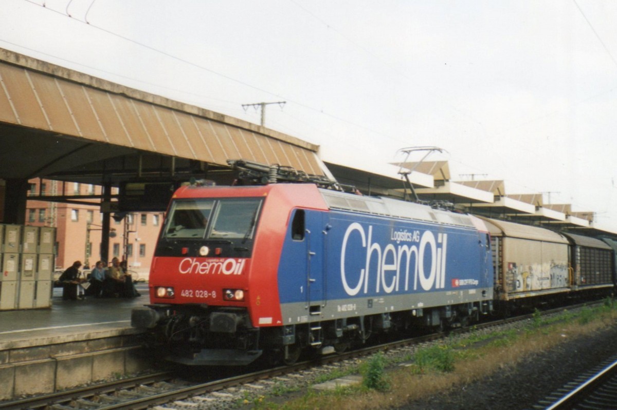 Scanbild von SBB/ChemOil 482 028 in Koblenz Hbf am 28 September 2005.