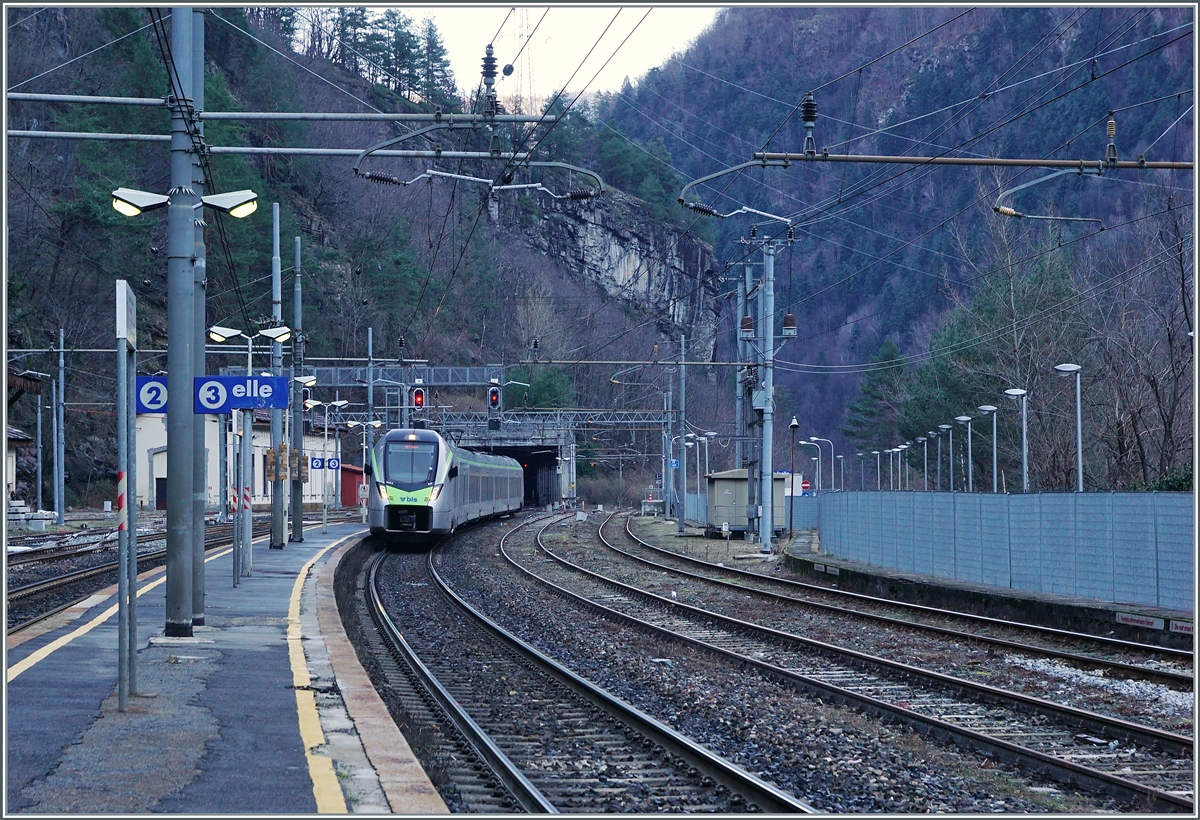 Seit kurzem haben die BLS RABe 528 auch die Zulassung in Italien für die Strecke nach Domodossola; der BLS RABe 528 117 MIKA erreicht als RE1 von Domodossola nach Bern den Bahnhof von Iselle. 

3. Jan. 2024