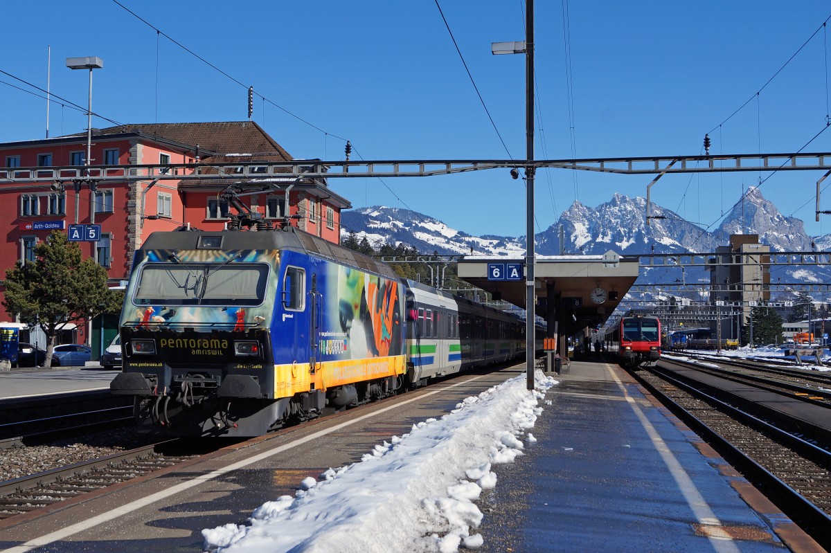 SOB/SBB: Der VORALPEN EXPRESS mit Re 456 am Zugsschluss und S Bahn nach Luzern mit RBDe 560 DOMINO bei einem Zwischenhalt in Arth Goldau am 26. Februar 2015.
Foto: Walter Ruetsch