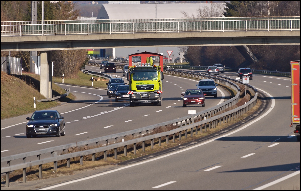 Spitzmaus auf Reisen. 

Schienentraktor Tm I Nr. 477 auf verlässt sein vorübergehendes Zuhause in Frauenfeld, um in Sargans ein neues Einsatzfeld zu finden. Um den Erhalt kümmert sich IG Schiene Schweiz. Februar 2014.