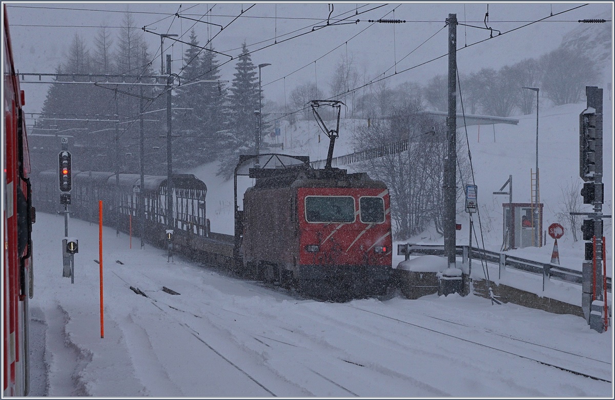 Starker Schneefall verhindert eine klare Sicht uf ie MGB HGe 4/4 II mit ihrem Tunnel-Autozug in Realp.
5. Jan. 2017