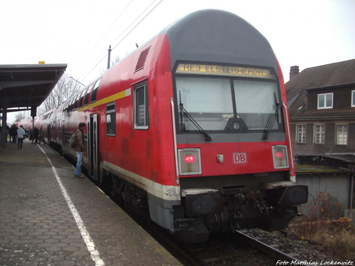Steuerwagen der 2 Generation als Schlusslicht am Zug von 112 187 im Bahnhof Stralsund R�gendamm am 4.12.13