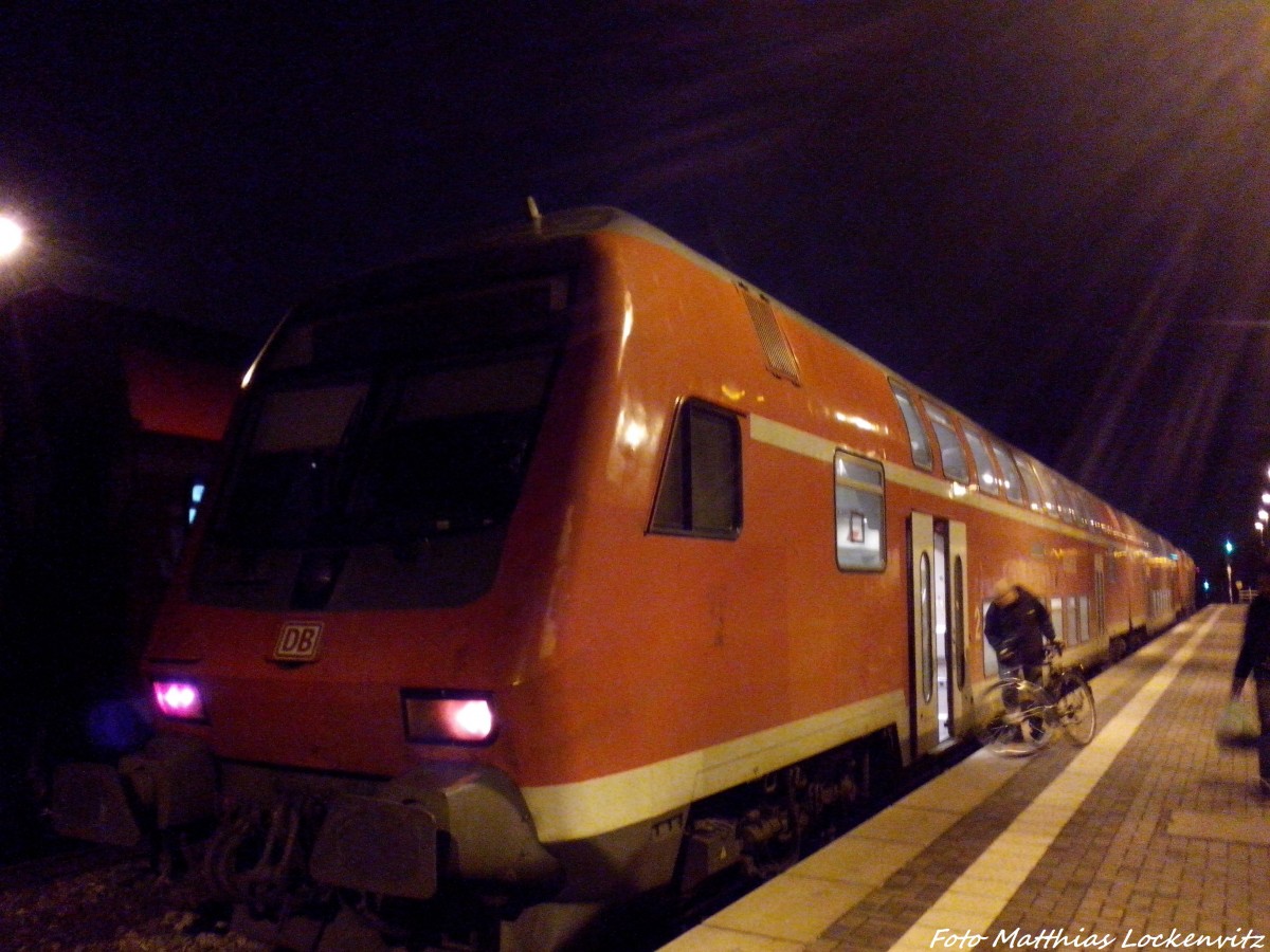Steuerwagen der S7 mit ziel Trotha im Bahnhof S�dstadt am 17.11.14
