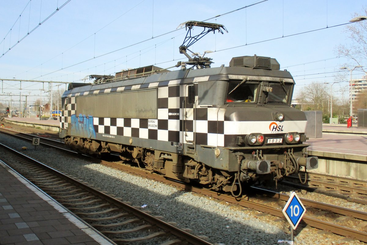 Tfzf f�r 1832 durch Rotterdam centraal am 23 M�rz 2017.