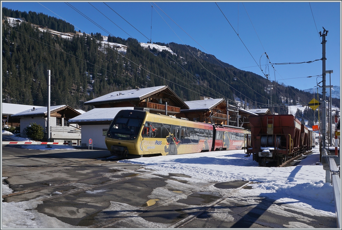 The MOB Bt 244 - Be 4/4 5004 - ABt 344 (->  Lenkerpendel ) in Matten im Simmental auf dem Weg nach Zweisimmen. 

25. Jan. 2022 