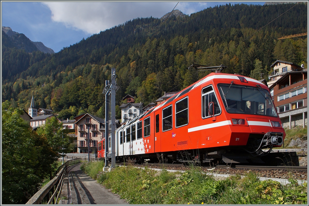 TMR (M-C) BDeh 4/8 21 (SNCF Z800 UIC N� 90 85 838 0821-1 CH-TMRSA) in Finhaut.
Auf dem Bild lassen sich auch die  Stromschennscheifst�cke  gut erkennen
3. Okt. 2014