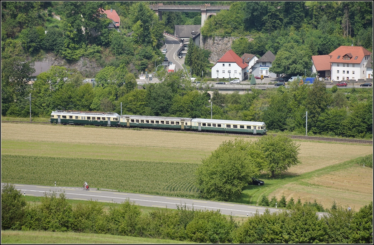 Triebwagentreffen Koblenz 2017. BDe 4/4 201 im Kleid der EBT ist eigentlich BDe 4/4 82 der SOB. Der Triebwagen wurde vom Verein Pendelzug Mirage mustergültig aufgearbeitet und ist hier am Rhein bei Etzgen mit einem passenden Zweitklasswagen B und dem Steuerwagen ABt zu sehen. Im Hintergrund auf deutscher Seite ist die Brücke der badischen Hauptbahn zu sehen. August 2017.