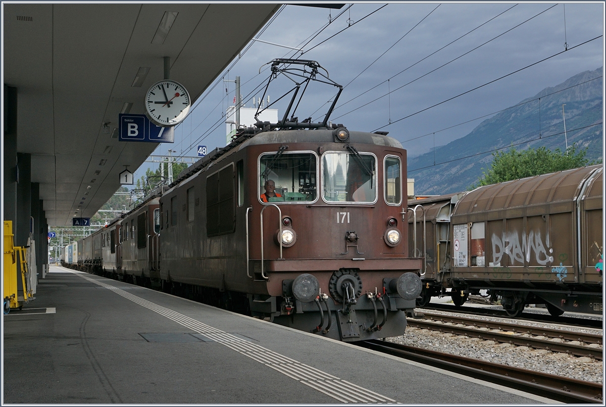 Trotz knapper Umsteigezeit doch noch ein Schnappschuss riskiert: Gleich drei BLS Re 4/4 fahren mit einem Transitgüterzug in Visp Richtung Süden.
31. Juli 2017