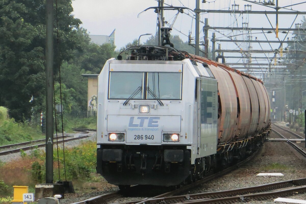 Tr�b war der Sonntag (...) 29 Augustus 2021 aber dass schreckte LTE 286 940 mit deren Getreidezug nicht ab beim durchfahren von Dieren. 
