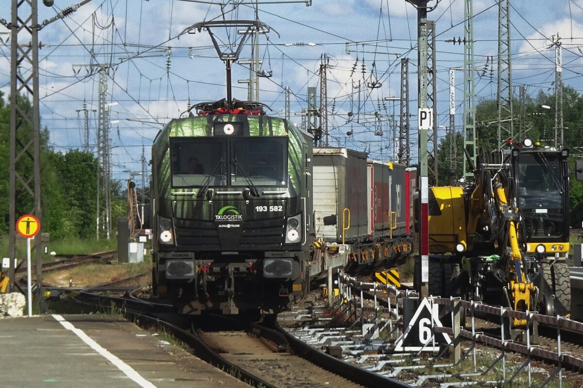 TX Log am Kopf mit 193 582 durch Donauw�rth am 25 Mai 2022.