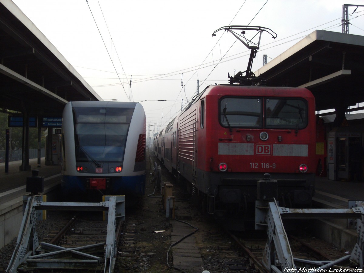 UBB GTW 2/6 mit ziwl Swinem�nde Centrum (PL) & 112 116-9 als RE5 mit ziel Holzdorf (Elster) im Bahnhof Stralsund Hbf am 11.10.13