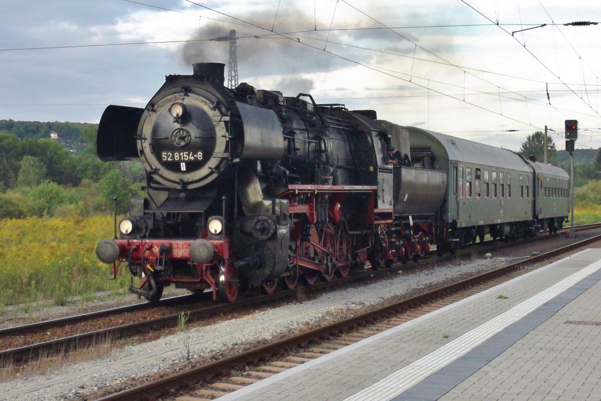 Uberraschung in Naumburg (Saale) Hbf am 18 September 2015: 52 8154 mit zwei ex-DR Wagen gr�sst den Fotografen.