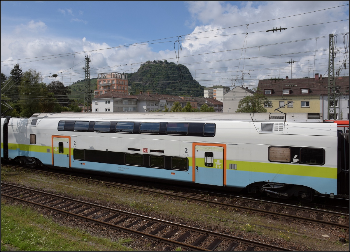 Überraschung in Singen. Es wird offensichtlich Ernst mit den Westbahn-Kiss auf der Gäubahn. 93 85 4110 012-0 CH-DB fährt von Schaffhausen nach Singen ein. August 2020.