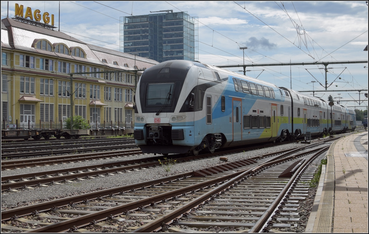 Überraschung in Singen. Es wird offensichtlich Ernst mit den Westbahn-Kiss auf der Gäubahn. 93 85 4110 012-0 CH-DB in Singen. August 2020.