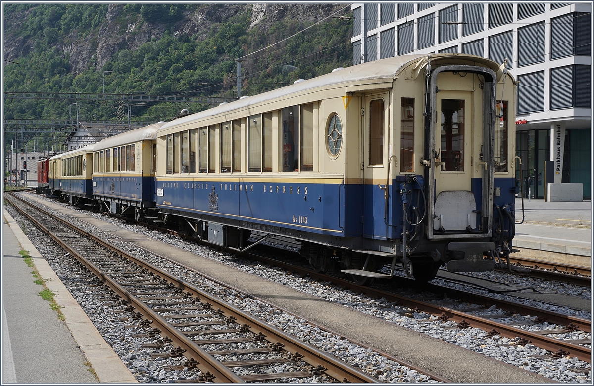 Und der interessante Zug nochmals von hinten: Mit dem RhB As 1143, RhB WR-s 3820, dem RhB As1144, dem RhB D 4051 und der HGe 4/4 36. 

31. August 2019 
