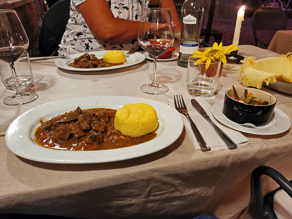 Unser Menü am 07.09.2021 in einem Ristorante in Domodossola....
Der 4. Gang - Lammragout mit Polenta und Gemüse