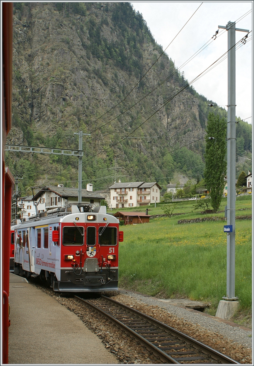 Unser nach norden fahrender Zug wartet in Brusio auf den eintreffenden Gegenzug. 

9. Mai 2021