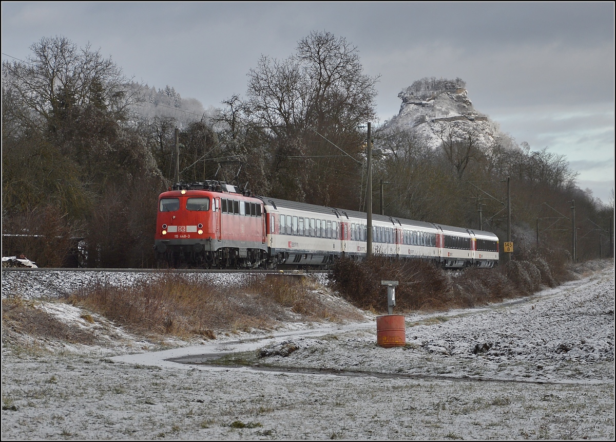 Unter Vulkanen. 115 448-1 bringt den IC 181 Richtung Zürich bis nach Singen. Hier unter dem Hohenkrähen. Januar 2015.