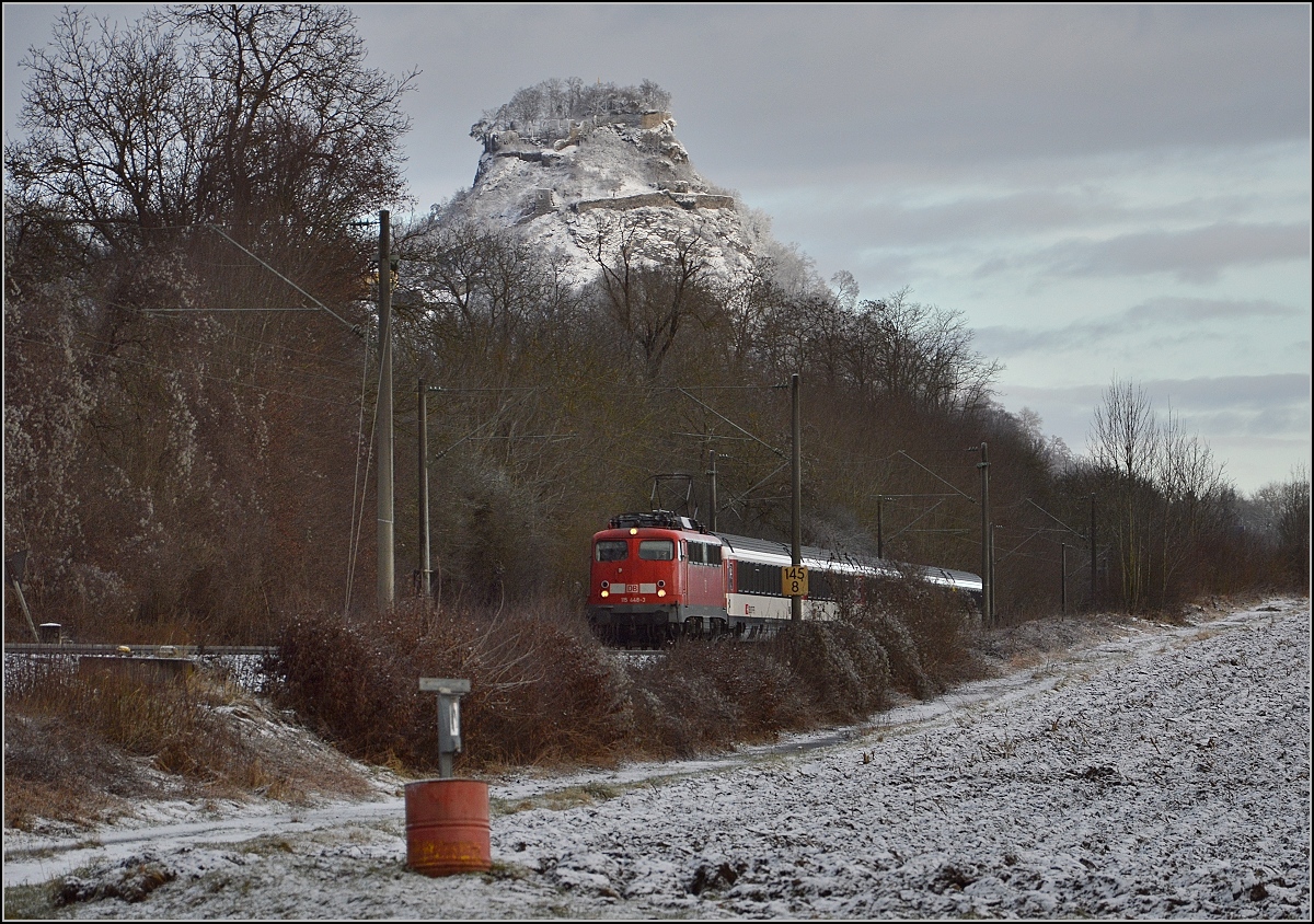 Unter Vulkanen. 115 448-1 bringt den IC 181 Richtung Zürich bis nach Singen. Hier unter dem Hohenkrähen. Januar 2015.